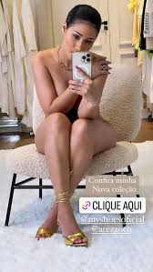 Foto: Simaria nua: cantora surge sem roupa, apenas com um dos sapatos de  sua coleção - Purepeople