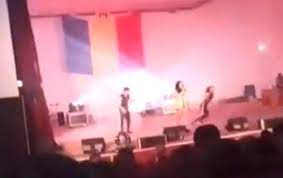 Vă pot asigura că aceste fete nu stau pe roombas sau hoverboards și cu siguranță nu există curele de transport încorporate în acea scenă. Tragedie La Balul Bobocilor A Murit Pe ScenÄ In FaÅ£a A Zeci De AdolescenÅ£i Imagini Socante Cu Momentul PrÄbusirii Video