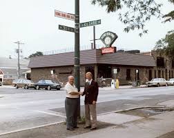 Home Run Inn Founder Nick Perrino Pictured Left Outside The Original Home Run Inn Restaurant On 31st Street Hom Chicago City Chicago Photos Chicago Travel