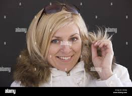 Donne che indossano pellicce immagini e fotografie stock ad alta  risoluzione