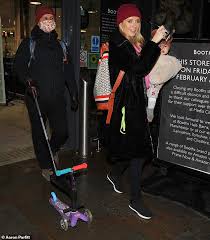 June 7, 2005, 2:48 pm pdt / source: Rachel Riley Exits Countdown Studios With Her Family In Manchester Aktuelle Boulevard Nachrichten Und Fotogalerien Zu Stars Sternchen