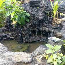 Apalagi ikan hiasnya berada di rumah minimalis yang mengunggah konsep batu alam sebagai bahannya. 9 Desain Kolam Ikan Batu Alam Natural Dan Cantik