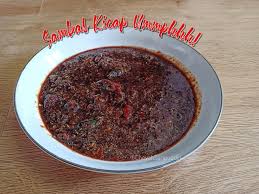 Nyaris di seluruh restoran, warung makan, atau bahkan rumahmu sendiri pasti menyediakan atau pernah membuatnya. Resepi Sambal Kicap Sedap 9 Kitpramenulis