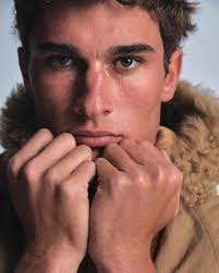 Eli Russell Linnetz ofrece una visión más sofisticada en sus propuestas  para Otoño/Invierno 2025 de ERL