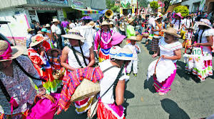 Para ver significados relacionados, pinche: Hombres Vestidos De Mujer Celebran A Lo Loco En Metepec El Grafico Historias Y Noticias En Un Solo Lugar