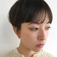 耳の周りとえりあしは刈り上げない程度にギリギリ短くカットしたマッシュショート 前髪から繋がったラインがカッコいいハンサムショート ショートのヘアスタイル ハンサムショート マッシュショート