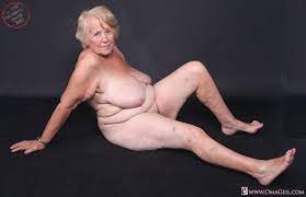Alte Oma die ist 84 Jahre alt sehr Geil und Nackt | GEILEOMAS