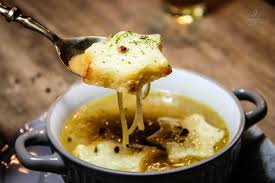 Franzosische Zwiebelsuppe Joyful Food Rezept Franzosische Zwiebelsuppe Zwiebelsuppe Festliches Essen