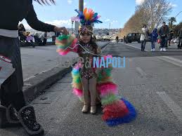 Un lungo e accurato lavoro progetta le maschere, le decorazioni, il trucco con ampio anticipo, ma in brasile è possibile anche mascherarsi in modo alternativo rispetto agli abbaglianti travestimenti. Carnevale A Napoli Per Le Strade Della Citta Bambini Vestiti A Festa
