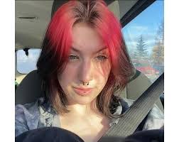 Iris Helms's Instagram, Twitter & Facebook