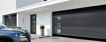 The modern and elegant sectional door opens vertically upwards. Garagentore Vom Martktfuhrer Hormann