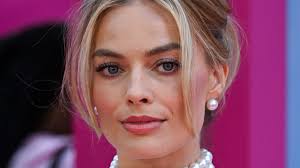 Margot Robbie, ako sme ju ešte nevideli: Barbie do ulíc vyrazila spolu s  ďalšími hviezdami!