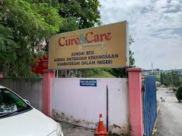 Mempunyai 3 bahasa.berjaya dikutip dari kedai lama sekitar bandar kluang. Jassa Memberi Nafas Baru Kepada Papan Papan Tanda Facebook