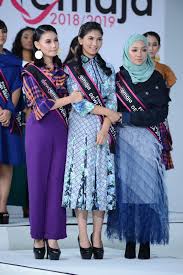 Selepas melepasi pelbagai halangan dan cabaran, haneesya hanee berjaya meraih gelaran juara dewi remaja 2018/2019. Finalis Dewi Remaja 2018 Yang Tersingkir Janet Lobb