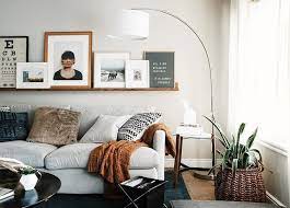 リビングをワンランクupさせる ソファー周りのウォールディスプレイ術 suvaco スバコ インテリアデザイン インテリア 家具 インテリア 収納