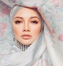 Naelofar.com is where we create beautiful headscarves that you love, and love to wear. Neelofa Indonesia
