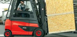 How to operate a forklift truck. The 10 Greatest Risks When Operating A Forklift Truck Part 5 Reversing Simplexity