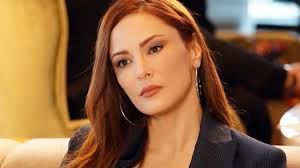 Mine Tugay gündem oldu! 44 yaşındaki oyuncu “Niye yaşlanmıyorsun” yorumuna  bakın ne yanıt verdi!