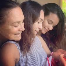Regina duarte (1947) � atriz brasileira, considerada uma das mais bem sucedidas da hist�ria da televis�o brasileira. Gabriela E Regina Duarte Se Derretem Em Foto Com Filha Recem Nascida De Talita Younan Revista Marie Claire Celebridades