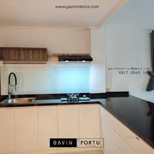 Dapur ini memiliki meja bar yang bisa digunakan untuk sarapan, area ini juga bersebelahan dengan ruang makan. Contoh Desain Kitchen Set Minimalis Di Jalan R Anggun Daan Mogot Kitchen Set Minimalis Lemari Pakaian Custom Hpl Duco Dan Laker Terbaik