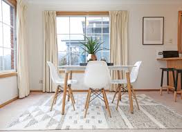 Teppich Unter Esstisch Diese Tipps Helfen Ihnen Bei Der Auswahl Teppich Unter Esstisch Eames Esszimmer Esstisch Stuhle