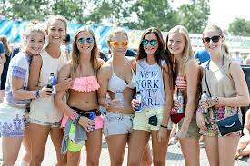 It is held within a large enclosure of fields and woodland—between a dual carriageway called kempische steenweg—in the village of kiewit, approximately 7 km north of hasselt. Pukkelpop 2015 In Cijfers 238 Uur Muziek 445 000 Bekers Hasselt Het Nieuwsblad Mobile