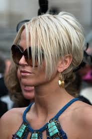 Short layered bob haircuts always been remained best choice among the stylish and fashionable ladies. Sarah Harding Gold Dangle Earrings Short Blonde Haircuts Short Hair Styles Blonde Haircuts