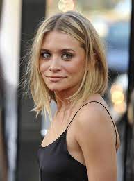 Vous pouvez utiliser un spray au sel de mer pour coiffer les cheveux et cacher vos mèches plus longues dans en undo en désordre. Coiffure Pour Cheveux Fins Les Meilleurs Looks Qui Font Monter Le Volume
