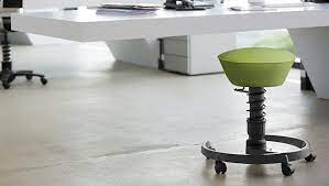 Stuhl mit armlehnen beim computerarbeitsplatz. Ergonomische Burostuhle Gesund Sitzen Sitz Art Lubeck