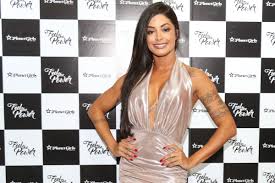 Added 1 year ago by doomedtolust. Em Desfile Em Sp Aline Riscado Exibe Boa Forma Com Vestido Ousado Amp Gt Caras Brasil Scoopnest