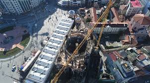 Taksim camii'nde cuma namazı kılan vatandaşlar: Taksim Camii Nin Insaatindaki Son Durum Havadan Goruntulendi Son Dakika Haberleri