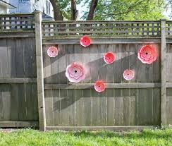 Deko Fur Den Gartenzaun 20 Ausgefallene Ideen Zum Selbermachen Blumen Aus Papier Riesige Papierblumen Garten Gestalten