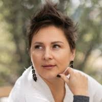 Kerry Peterman's Instagram, Twitter & Facebook