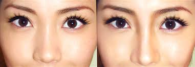 To make the tip of the nose look more vivid and sculpted, you can add a small outline at the tip of the nose. Achieve A Smaller Nose With These 6 Useful Makeup Tricks