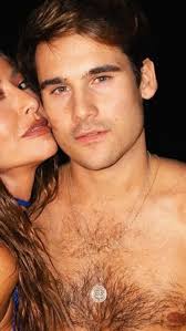 Apresentadora do RJ1, Mariana Gross põe fim ao mistério de sua torcida por  escola de samba