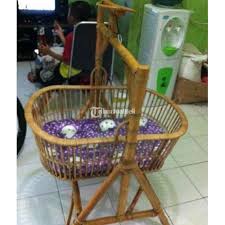 Ayunan manual jelas masih harus menggunakan tenaga manusia untuk mendorongnya. Ayunan Rotan Bayi Nyaman Dipakai Harga Under 300 Ribu Di Depok Tribunjualbeli Com