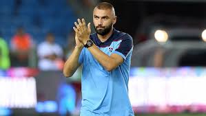 Liglere verilen ara sebebiyle kıbrıs'a gelen burak yılmaz, cratos otel'de sahne alan serdar ortaç'ı sevgilisiyle izledi. Trabzonspor Da Burak Yilmaz Krizi Spormani