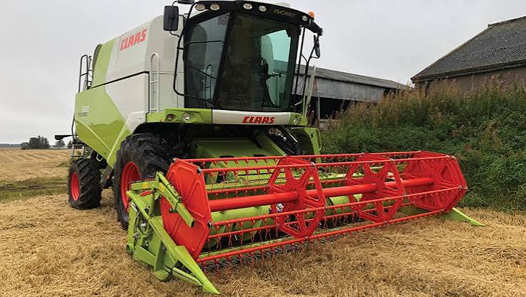 Claas Tucano 320 Combine