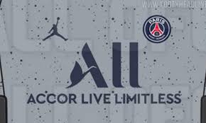 Retrouvez tous les maillots du psg officiels, les tenues portées par les joueurs parisiens et les nouveaux maillots de paris ! Le Psg Avec Un 4e Maillot Inspire Par La Lune Pour La Saison 2021 2022
