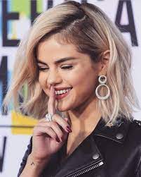 Sie kommt ohne justin bieber, mit dem sie zuletzt auffällig viel zeit verbracht hat. Selenagomez Lacheln Schon Hubsch Blondhair Selena Gomez Frisur Selena Gomez Haare Kurze Blonde Frisuren