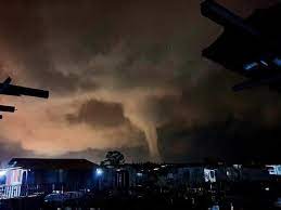 Angin puting beliung yang terjadi di laut, biasanya mata angin yang bertekanan rendah membentuh sebuah kubah air yang sangat tinggi yang kemudian bergerak mengaduk air laut yang ada didalamnya yang menyebabkan gelombang besar yang sangat kuat dan bergerak menuju daratan dan. Sabah Info Puting Beliung Kecil Belalai Air Sebentar Facebook
