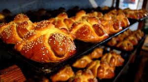 Al tener carrera en el oficio, ha notado la existencia de una especie de recubrimiento en las charolas luego de lavarlas, lo que desde luego tenía repercusión en el sabor y calidad del pan que hornea. Dia Mundial Del Pan Los Panes Mas Deliciosos De Mexico Mexico Ruta Magica