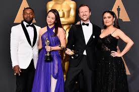 صورة تجمع الممثلة سلمى حايك مع منتجة ومخرج فيلم الخوذ البيضاء الذي يتناول حياة متطوعين سوريين حصل الفيلم على ج Bridesmaid Dresses Wedding Dresses Bridesmaid
