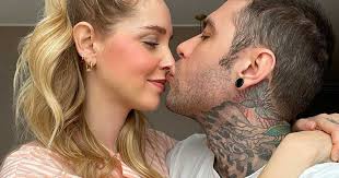 Chiara ferragni, la tenera foto di leone e vittoria in sardegna. Chiara Ferragni Fedez E Vittoria A Casa La Reazione Di Leone Rds 100 Grandi Successi