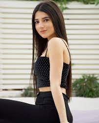 pin by سيدرا عبدالله on منشوراتي المحفوظة in 2021 fashion girl poses girl pictures