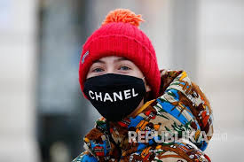 700 gambar cowok keren pake masker hd paling keren infobaru source : Cara Memperlihatkan Senyuman Di Balik Masker Republika Online