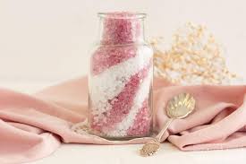 Mit der richtigen kombination an kräutern sorgt es für vielfältige düfte und unvergessliche badeerlebnisse. Badesalz Selber Machen 3 Diy Rezepte Zum Entspannen