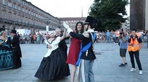 Un itinerario cittadino fatto di percorsi di cultura, intrattenimento, musica e sport per tornare a vivere la bellezza di torino e dei suoi spazi aperti, in modo libero ma sempre responsabile e attento. Torino La Sfilata Storica E Il Faro Di San Giovanni Corriere Tv
