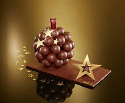 Noel 2013 Centre De Table Carette Boules En Chocolat Garnies De Praline Feuillete Noisette Pistache O Chocolat Noel Bonbons De Noel Decoration Chocolat