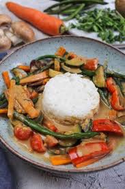 Asia Gemuse In Erdnuss Kokos Sosse Mit Reis Kitchensplace Rezept Asia Essen Thai Gerichte Einfach Kochen